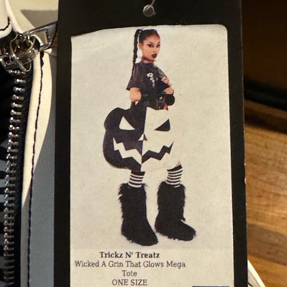 ✨🆕 Dolls Kill Trickz N' Treatz A Grin That Glows Mega Pumpkin Tote Black/White - Picture 5 of 6